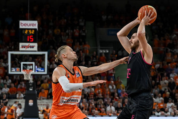 也意外地牵 也意外地牵